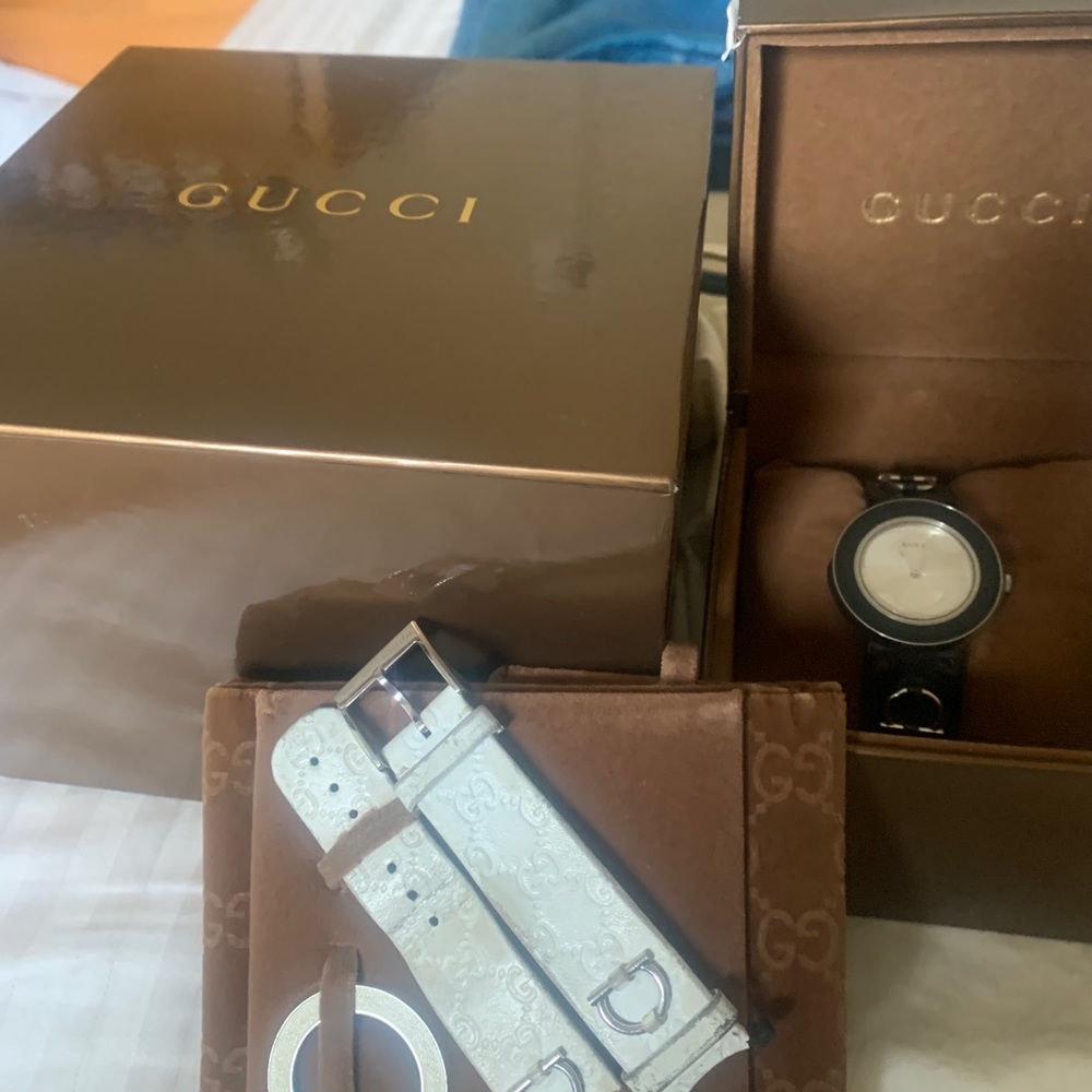 COPY - Gucci Women’s YA129403 U-play quartz Silver Dial black or white bezel pr… - Picture 4 of 7